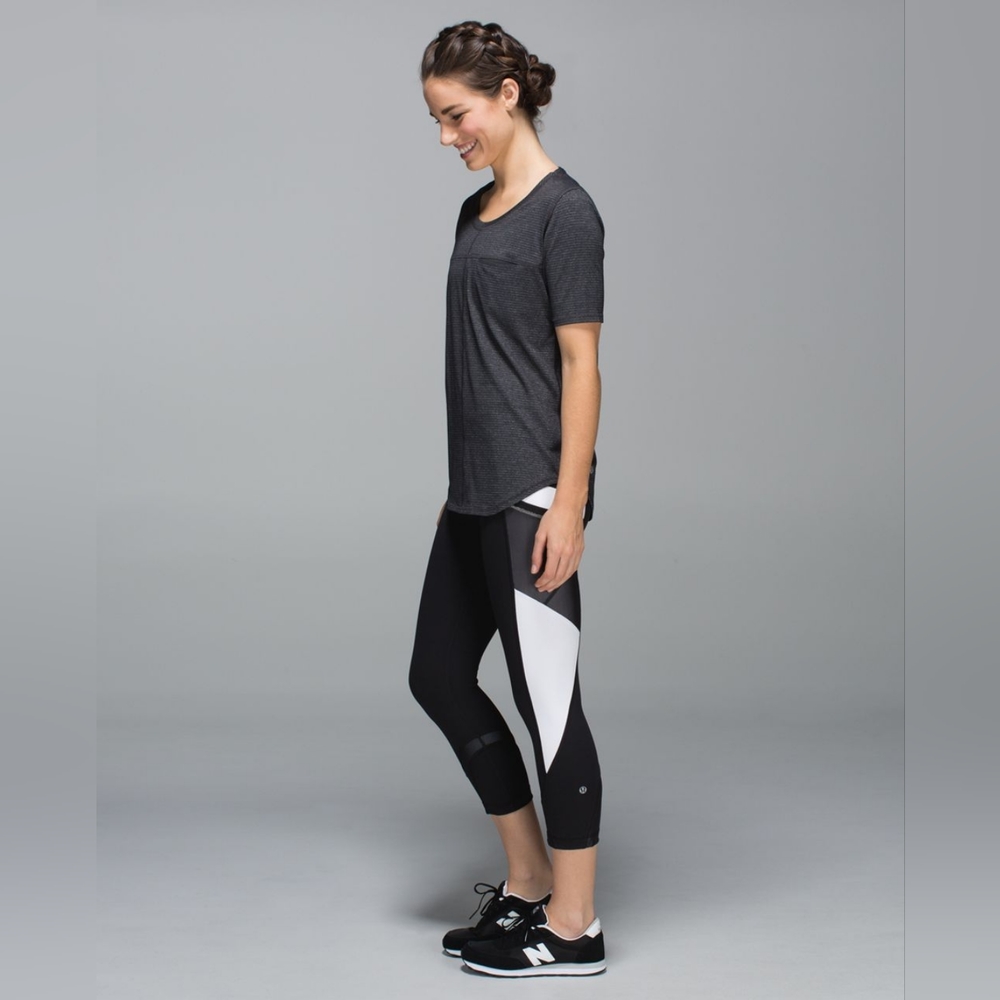 EUC Lululemon Run: Inspire Crop II size 6